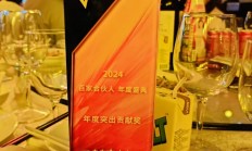 B体育体育官方-关于无悔付出，勇夺冠军登上领奖台的信息