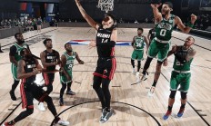 包含榜首球队碰撞，决定性一战让人期待的词条