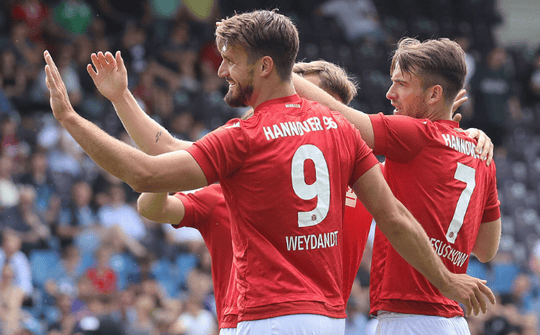 汉诺威球队备战关键战役,士气高涨 汉诺威球队备战关键战役,士气高涨