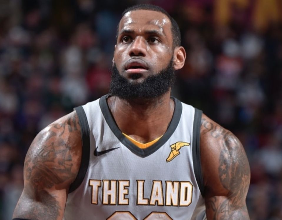 骑士队大将受伤仍坚守战线,力挽狂澜带领球队逆转胜利的简单介绍 骑士队大将受伤仍坚守战线,力挽狂澜带领球队逆转胜利的简单介绍