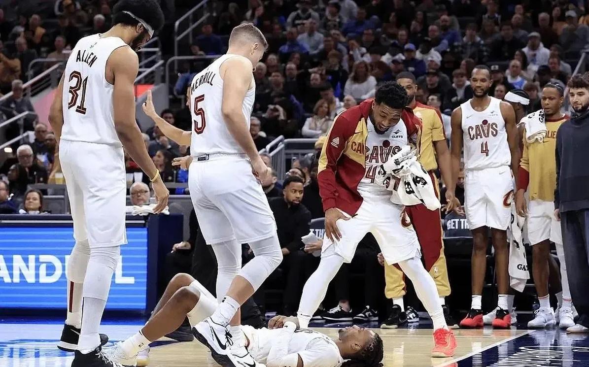 骑士队大将受伤仍坚守战线,力挽狂澜带领球队逆转胜利的简单介绍 骑士队大将受伤仍坚守战线,力挽狂澜带领球队逆转胜利的简单介绍