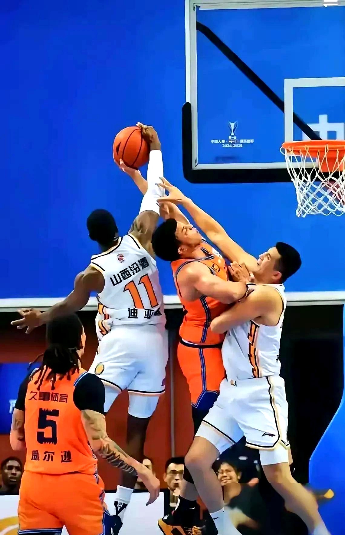 关于山西队主场拼搏，全队全力以赴追赶对手的信息