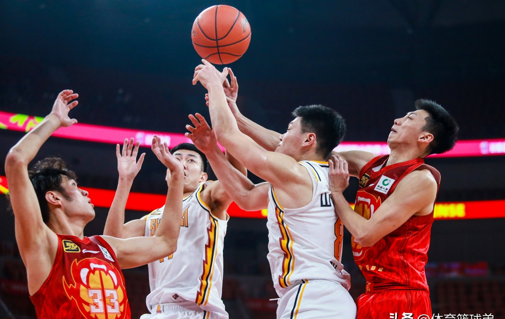 关于山西队主场拼搏，全队全力以赴追赶对手的信息