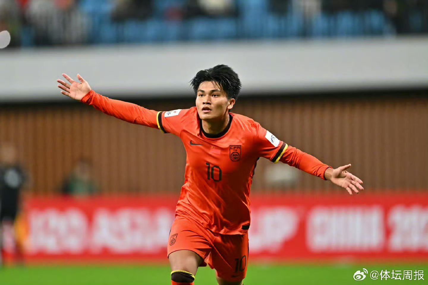 包含激烈对决中球员奋勇拼搏，竭尽全力角逐胜利的词条