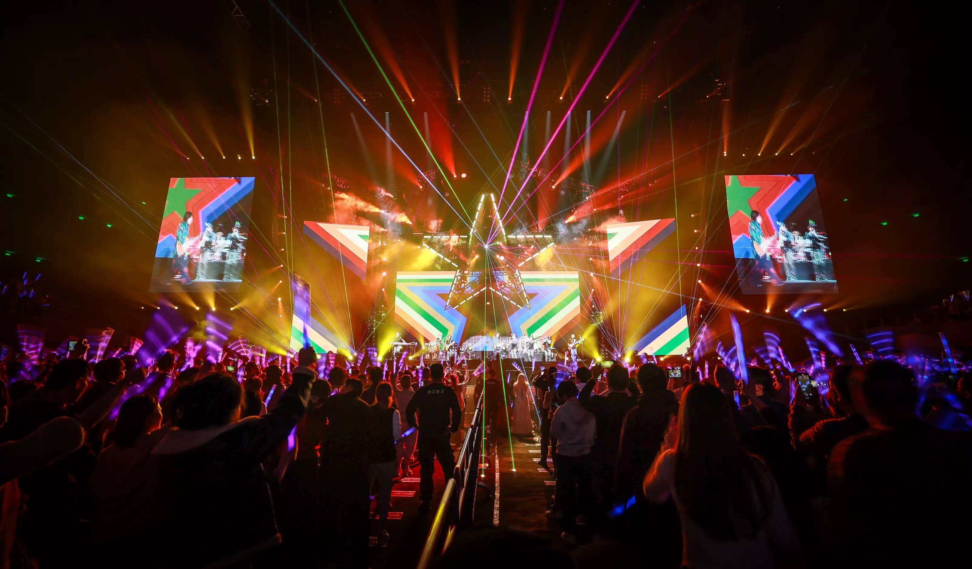 赛场上精彩纷呈,观众掌声雷动 赛场上精彩纷呈,观众掌声雷动