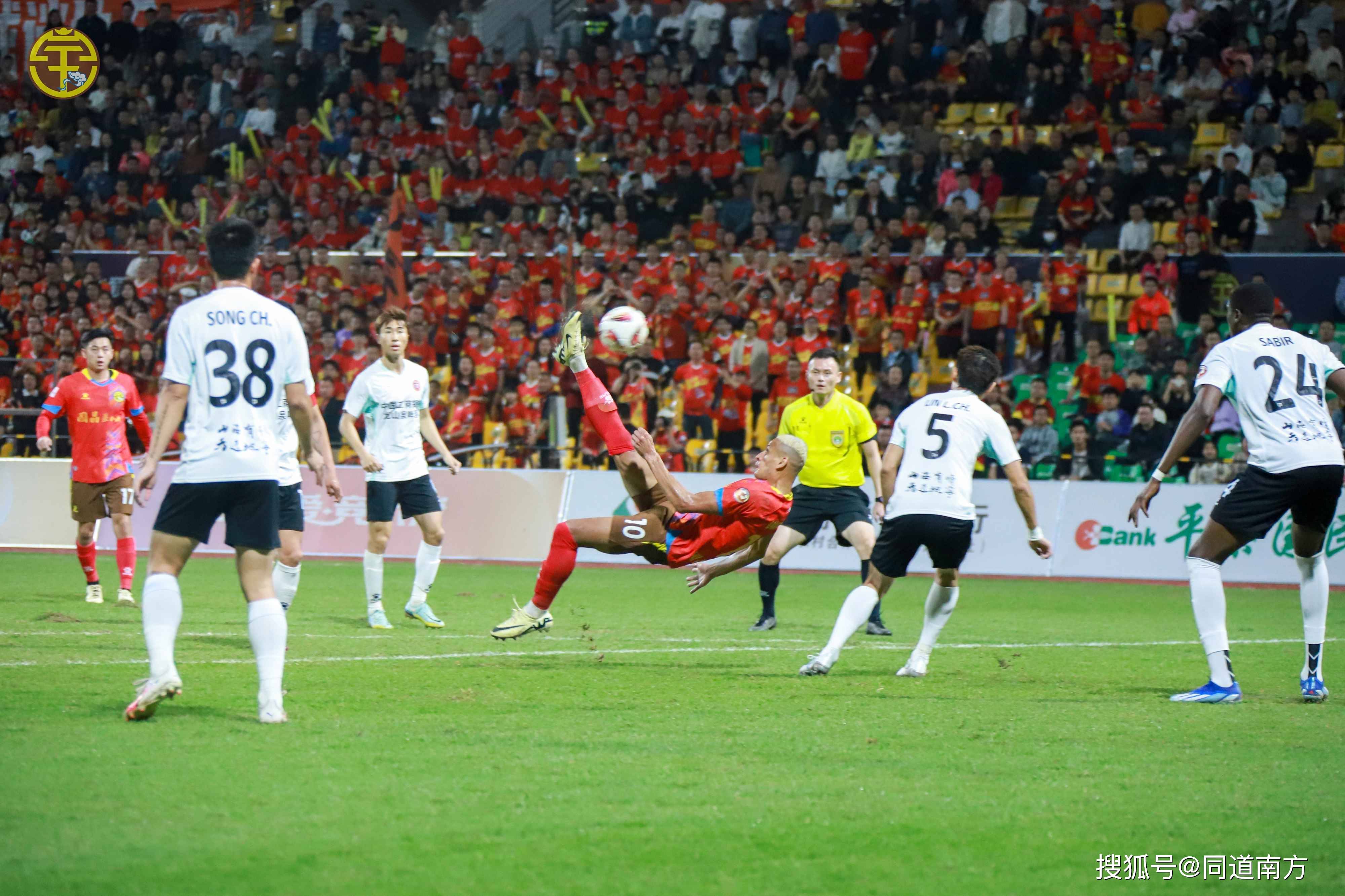 精彩比赛接连上演，观众眼花缭乱