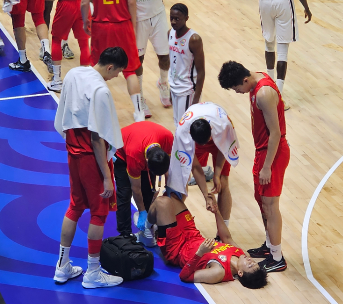 中国篮球联赛中多名球员在比赛中受伤 中国篮球联赛中多名球员在比赛中受伤
